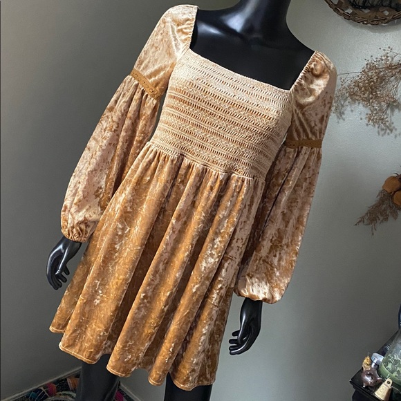 coco + jaimeson Dresses & Skirts - Luxurious Rich Crushed Velvet Dress in Gold